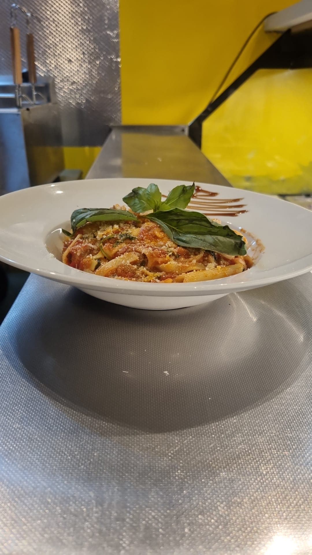 Une assiette de pâtes fraîches posée sur le comptoir de la cuisine de Pasta Express, rue Général Leman à Etterbeek